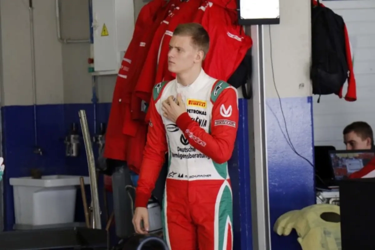 Mick Schumacher encore un peu plus proche de succéder à son père