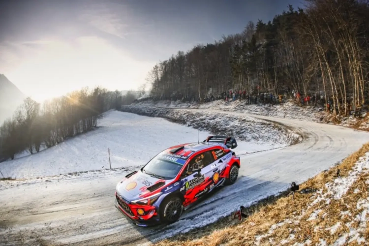 Tanak fait coup double en Suède, Neuville termine sur le podium