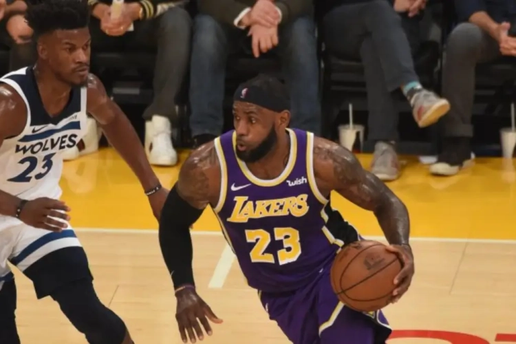 Une victoire référence pour les Lakers, mais de grosses inquiétudes pour LeBron James