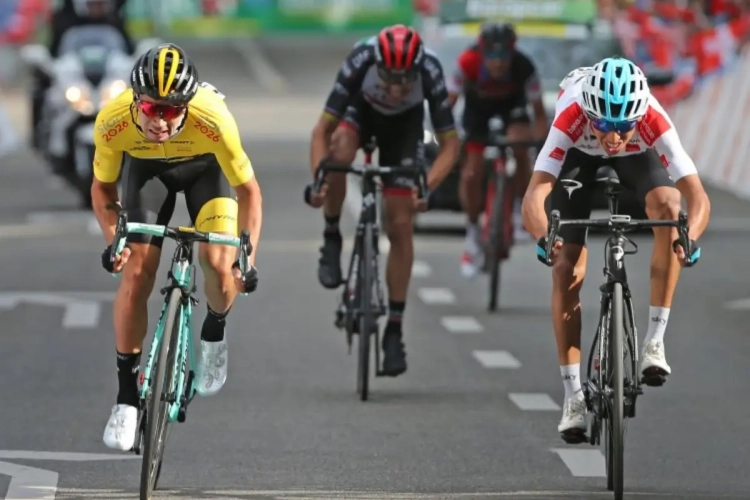 ? Un groupe de neuf coureurs s'est disputé la victoire sur la sixième étape de l'UAE Tour