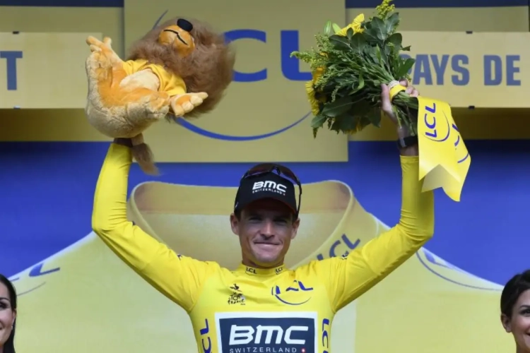 En jaune, mais déjà tourné vers la suite: Van Avermaet a deux étapes en vue cette semaine