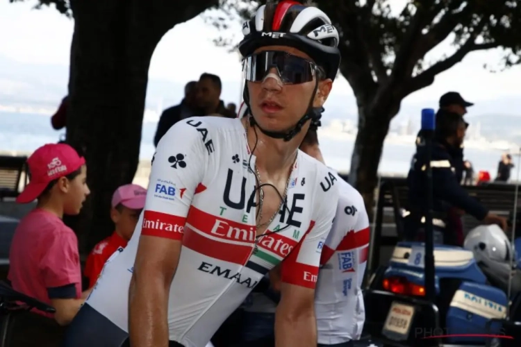 UAE Emirates met un de ses coureurs dehors du Giro