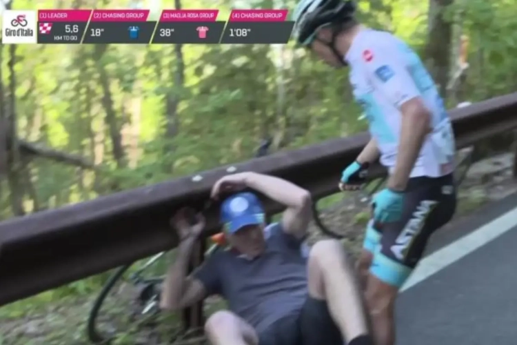 🎥 Incroyable ! Angel Lopez chute à cause d'un spectateur puis le gifle !