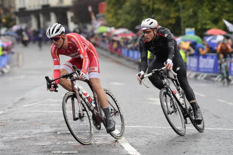 Les favoris se loupent, les Belges aussi, Mads Pedersen incroyable champion du monde!
